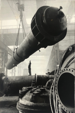 Conducteur de travaux dans une usine chimique en construction
