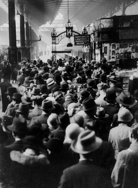 La foule attend le Bournemouth Belle à Waterloo, 1933