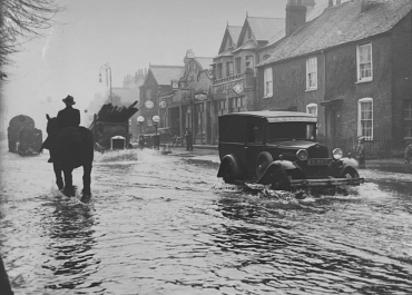 Inondation dans une ville anglaise, dans les années 1930