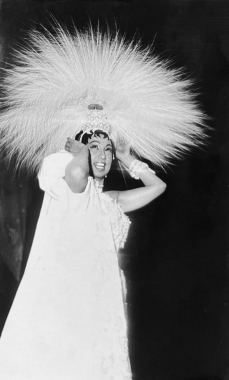Une coiffure de 4000 aigrettes pour Joséphine Baker, 1959