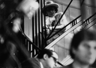 Coco Chanel surveille le défilé de ses mannequins, 1969