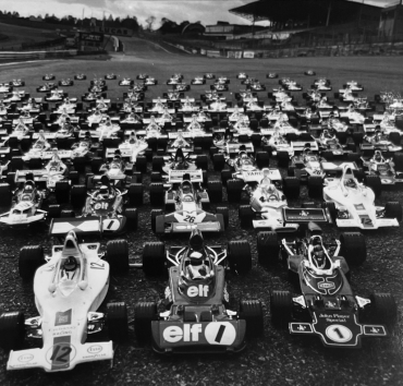 100 coureurs automobiles alignés au départ, 1974