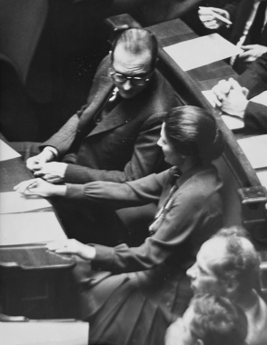Simone Veil défend son projet de loi à l'Assemblée, 1974