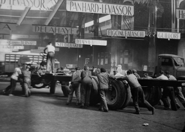 Le Salon de l'Auto va bientôt ouvrir ses portes, 1946