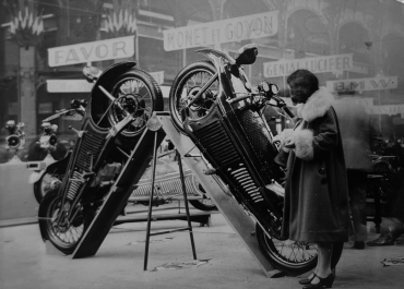 Une dame pour deux motos