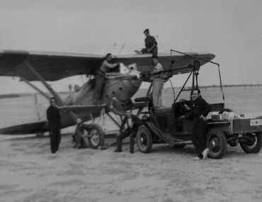 Réparation de l'avion avant d'aller au front, 1936