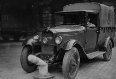 Des bornes que les automobilistes pourront défoncer..., 1932