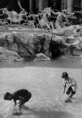 Ramassage de pièces dans la fontaine de Trevi, Rome, 1970