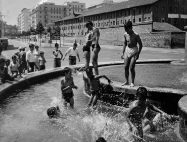 Le thermomètre est au dessus de 40°, Rome, 1955