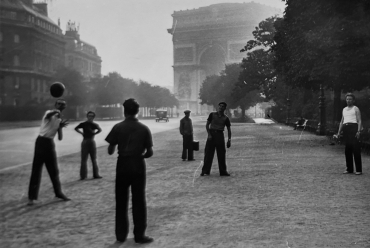 Jeu de balle à l'Arc de Triomphe