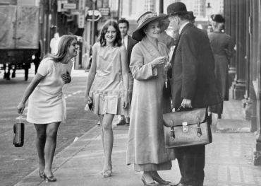 L'arrivée des mini-jupes dans les rues, 1967