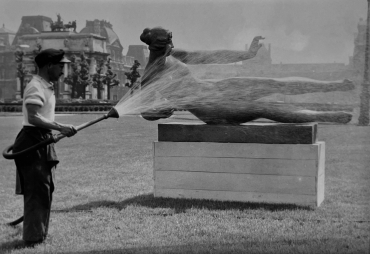 Effet de la chaleur : le jardinier arrose la statue, 1965