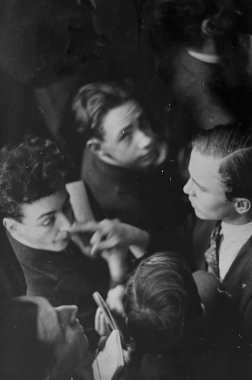 Jeunes hommes à la Bourse, Paris