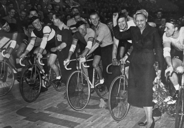 Joséphine Baker encourage le cyclisme danois, 1955