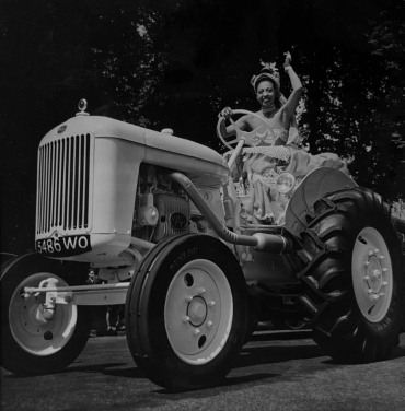 Concours d'élégance féminine sur automobile de Paris