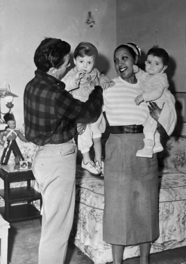 Joséphine Baker portant ses enfants