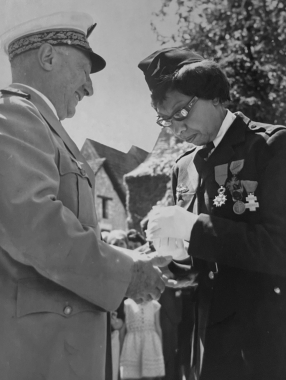 Joséphine Baker reçoit la légion d'honneur