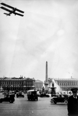 Un avion mystérieux survole Paris