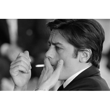 Alain Delon fume une cigarette, 1969