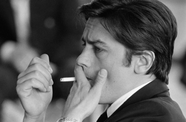 Alain Delon fume une cigarette, 1969