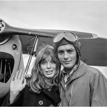 Alain Delon et Joanna Shimkus sur le tournage du film « Les aventuriers » réalisé par Robert Enrico à l’aérodrome de Moiselles, France, 1966