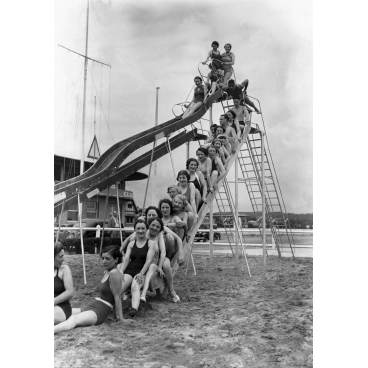 Vacanciers sur le toboggan de Deauville, 1936
