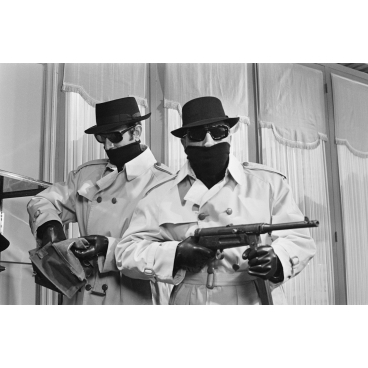 Fernandel et Georges Descrières en bandits dans le film « L'Homme à la Buick », 1966
