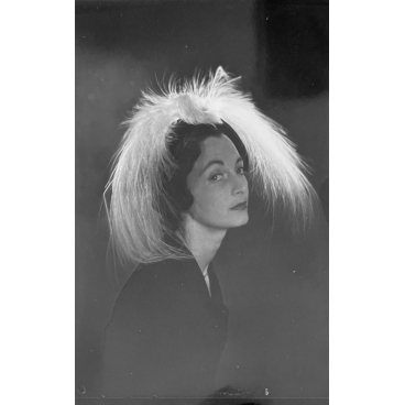 Portrait à la capeline à plumes III