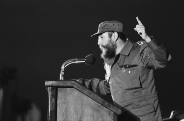 Fidel Castro en visite dans une usine de filature, 1979