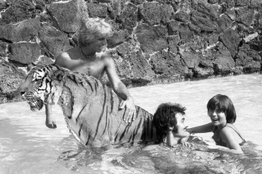Mireille Mathieu et le tigre, 1966
